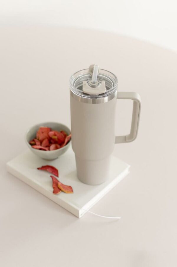 AYA&IDA Thermocup With Straw 885 ml_sfeer_Beige